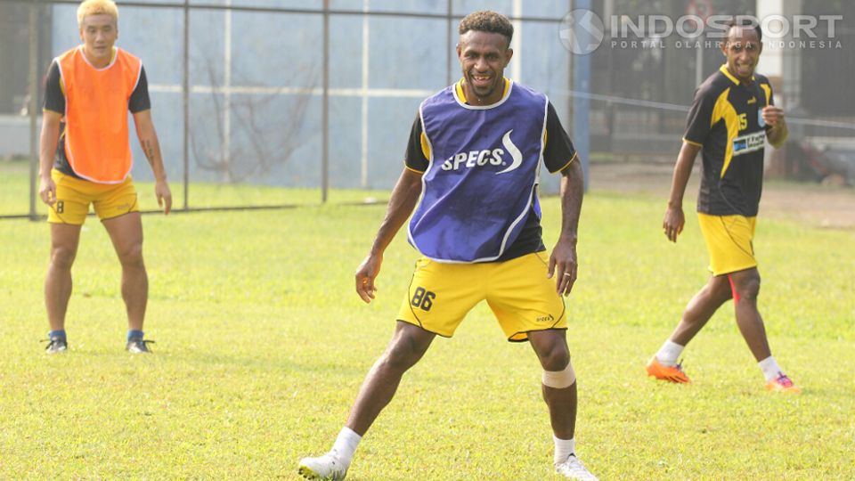 Boaz Solossa salah satu pemain terbaik di Liga Super Indonesia 2014. Copyright: &copy; Herry Ibrahim/Indosport